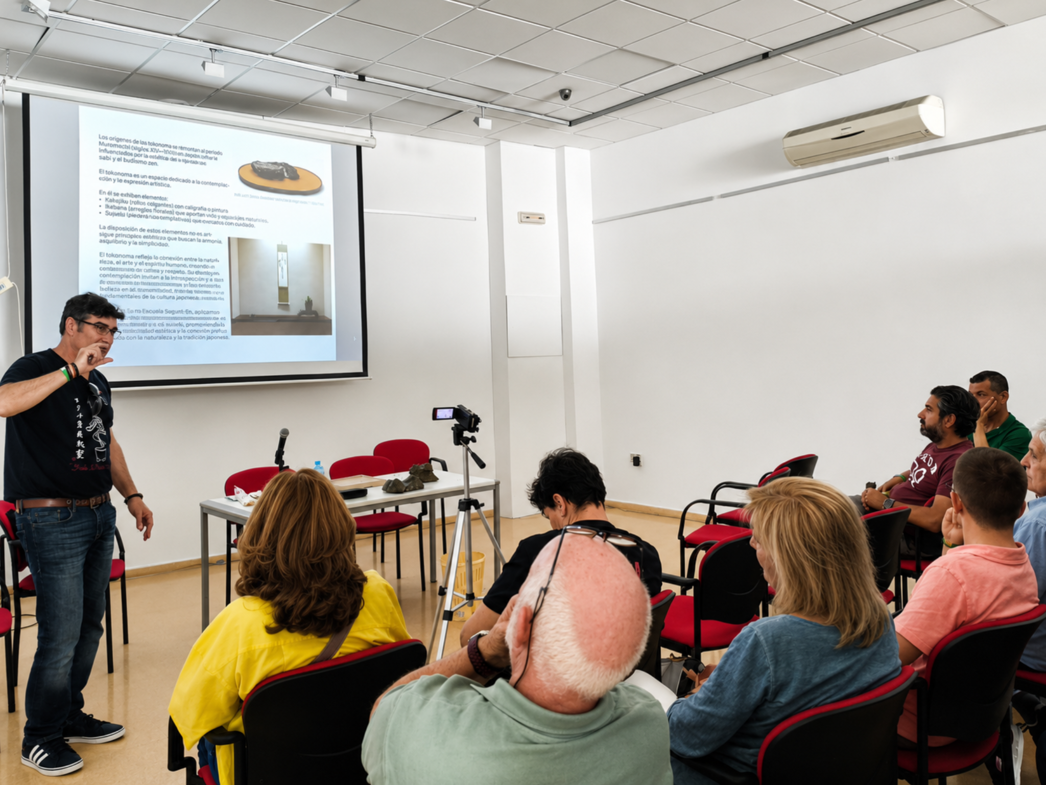 Impartiendo una ponencia de Suiseki ante los asistentes, IX Congreso Andaluz de Bonsái y II Congreso Andaluz de Suiseki
