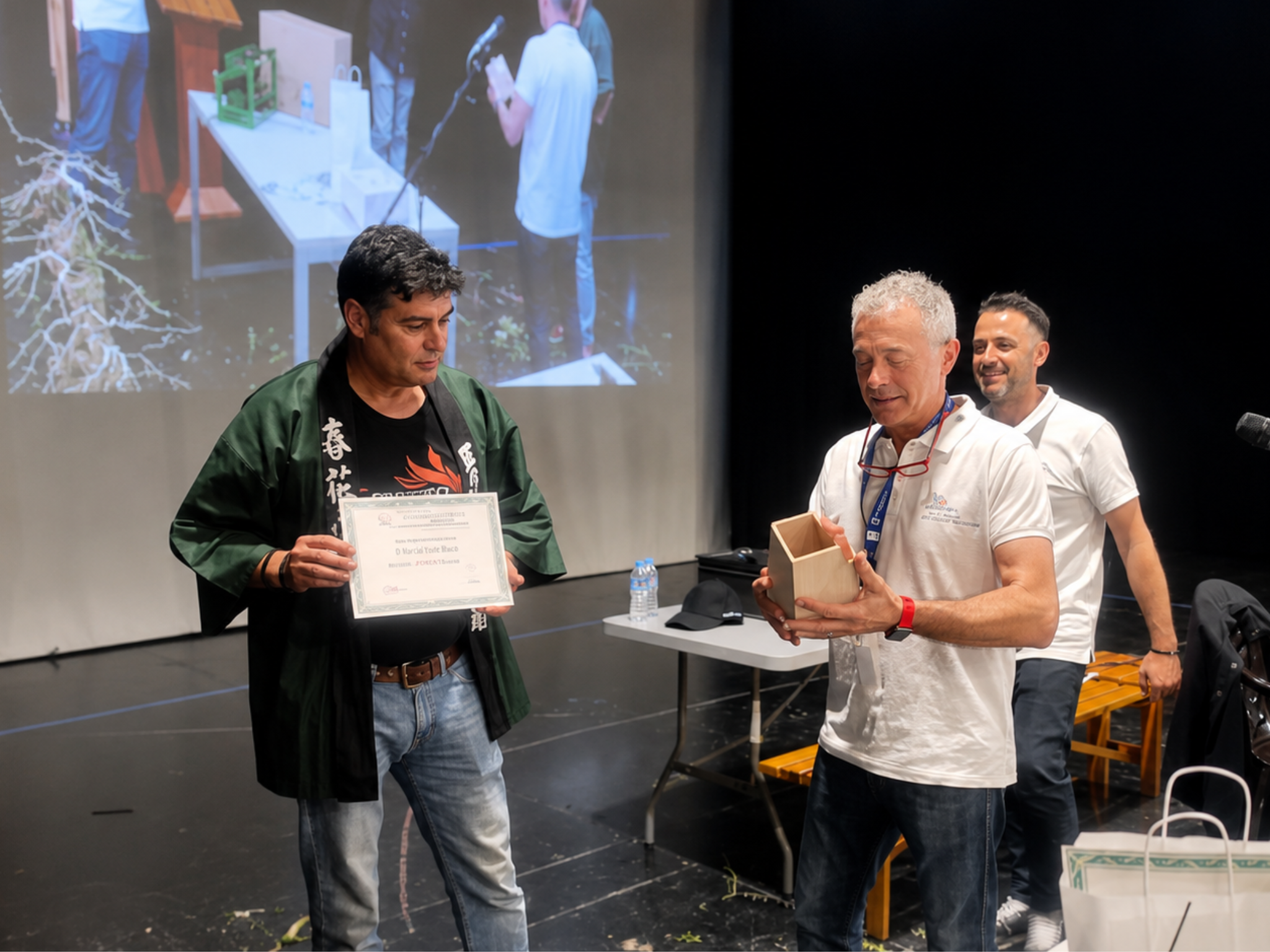 Entrega del diploma de asistencia al VIII Congreso Andaluz de Bonsái