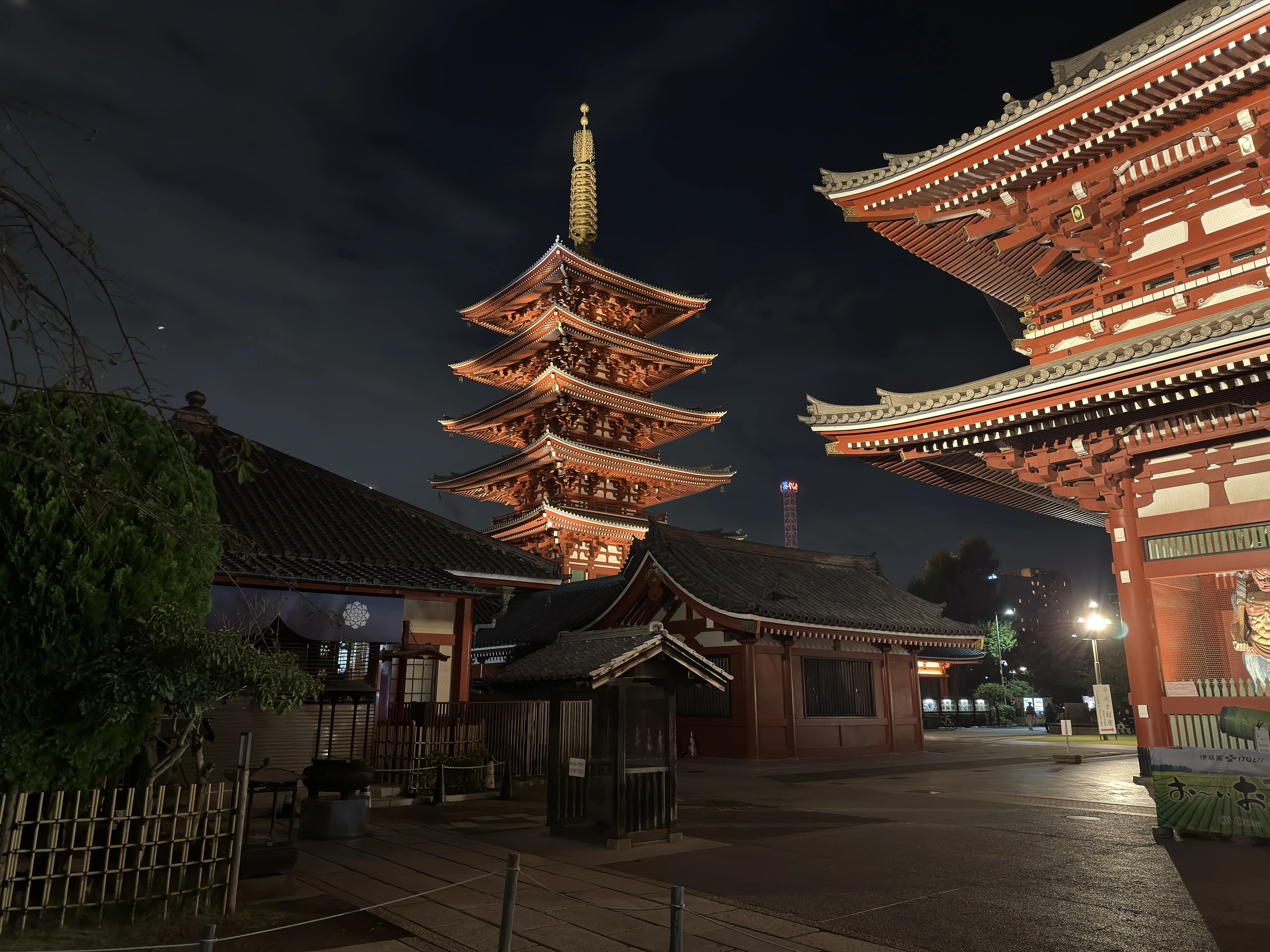 浅草。夜の浅草寺