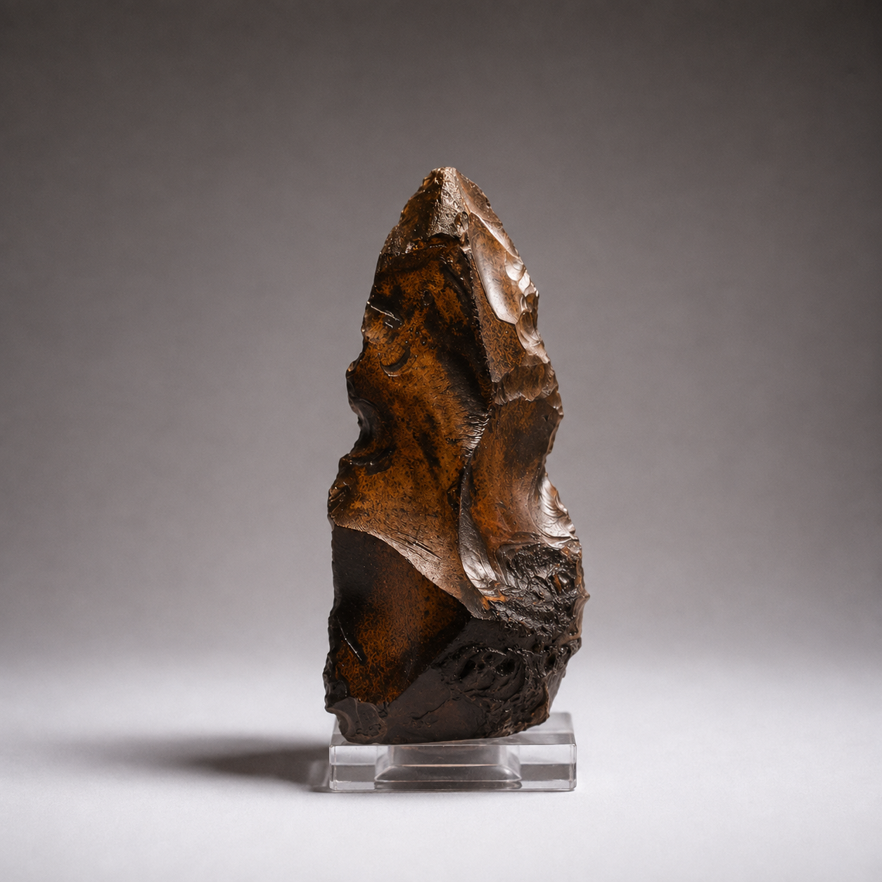 Muestra un trabajo de talla Achelense avanzado con múltiples retoques de extracción bordeando todo el perímetro. Brillo de pátina de desierto muy acentuado.