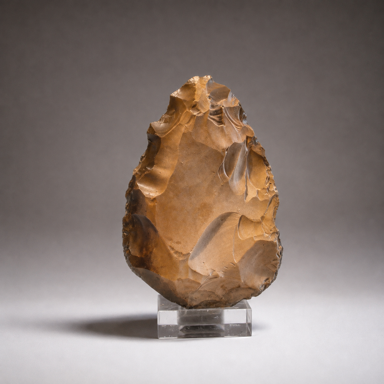 Pieza de talla bifacial simétrica, con retoque distal continuo sobre sílex de tono ocre. Presenta una pátina de desierto de tono dorado claro.