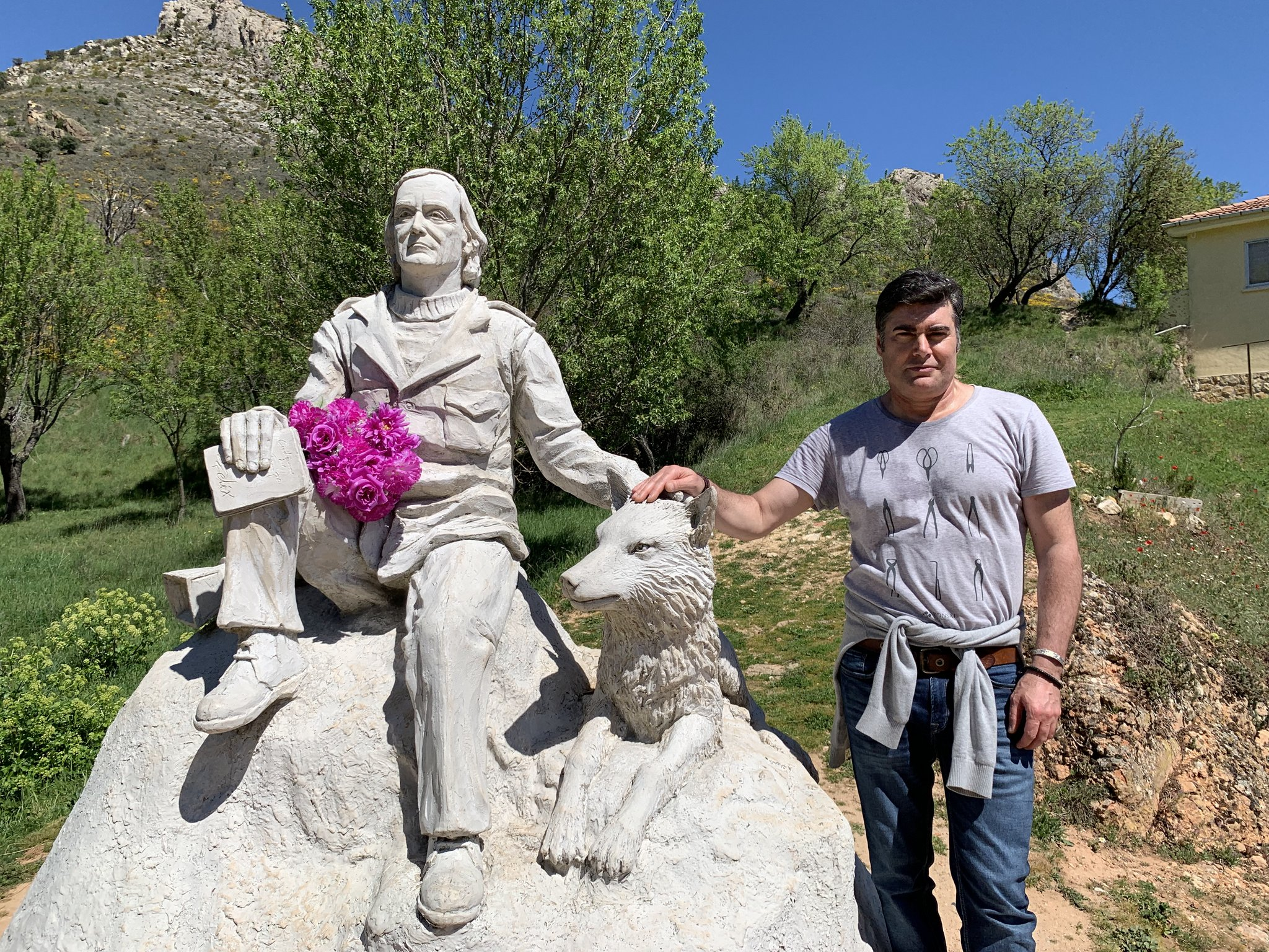 El autor de cuerpo entero junto a la escultura completa de Félix Rodríguez de la Fuente