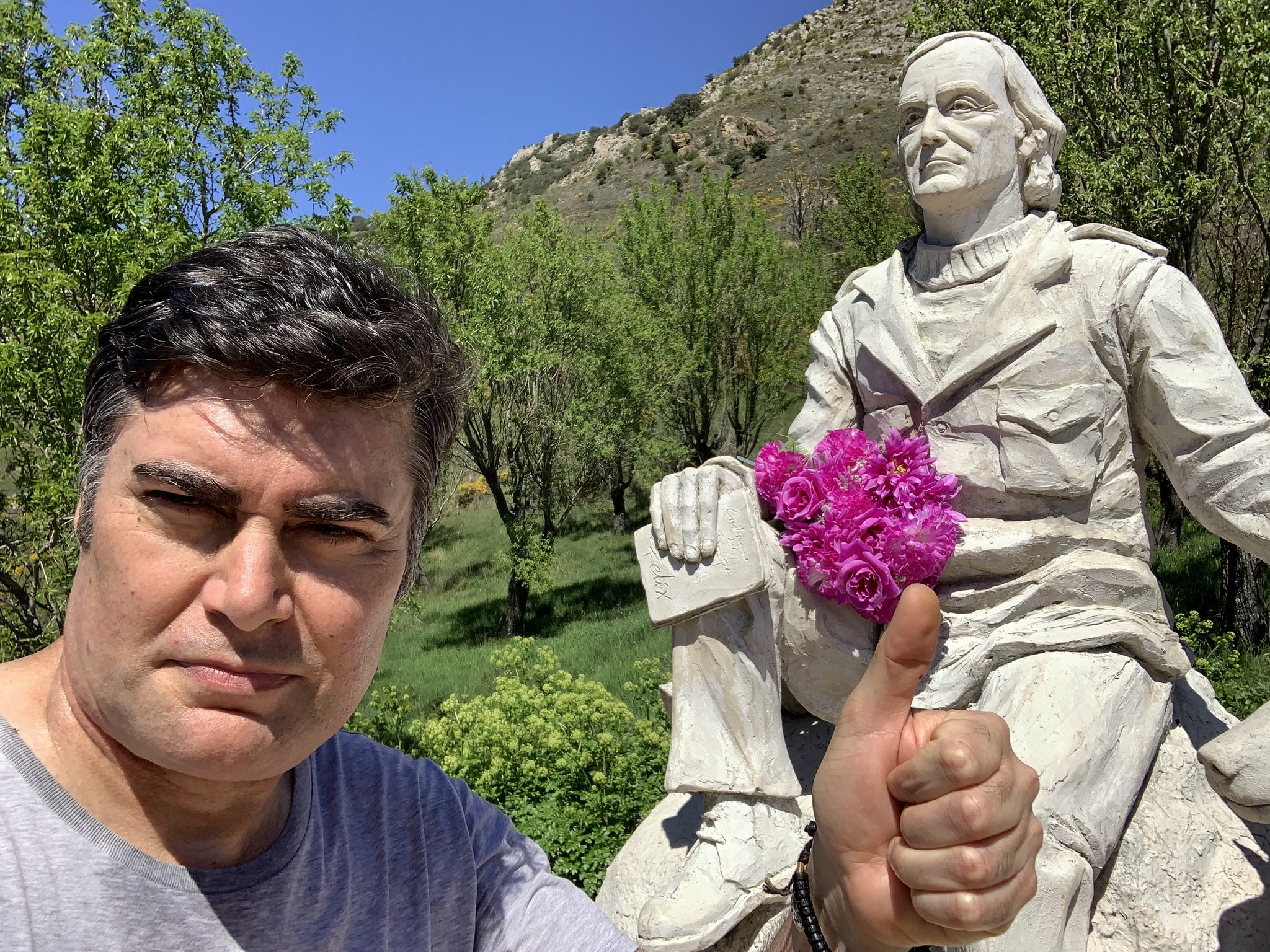 El autor junto a la escultura de Félix Rodríguez de la Fuente, en Poza de la Sal