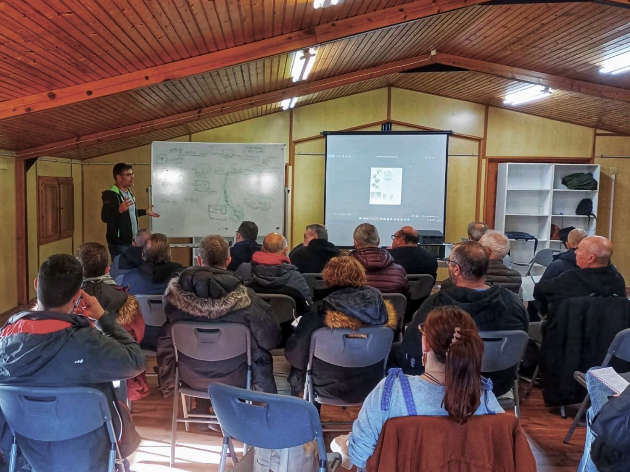 Participantes durante el desarrollo de la masterclass. Club Amigos del Bonsái de Fuenlabrada