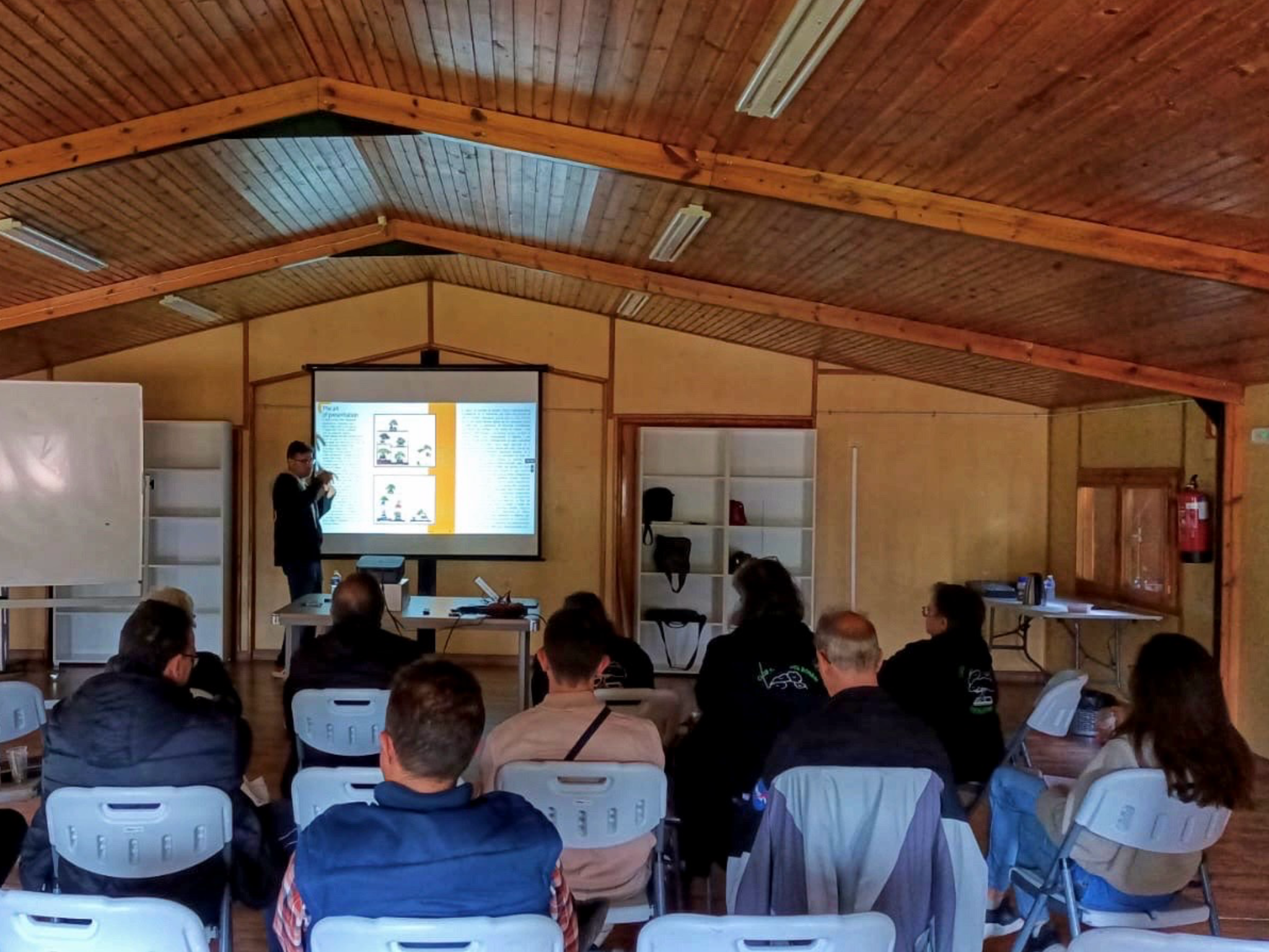 Detalle de la sesión formativa con apoyo audiovisual. Club Amigos del Bonsái de Fuenlabrada