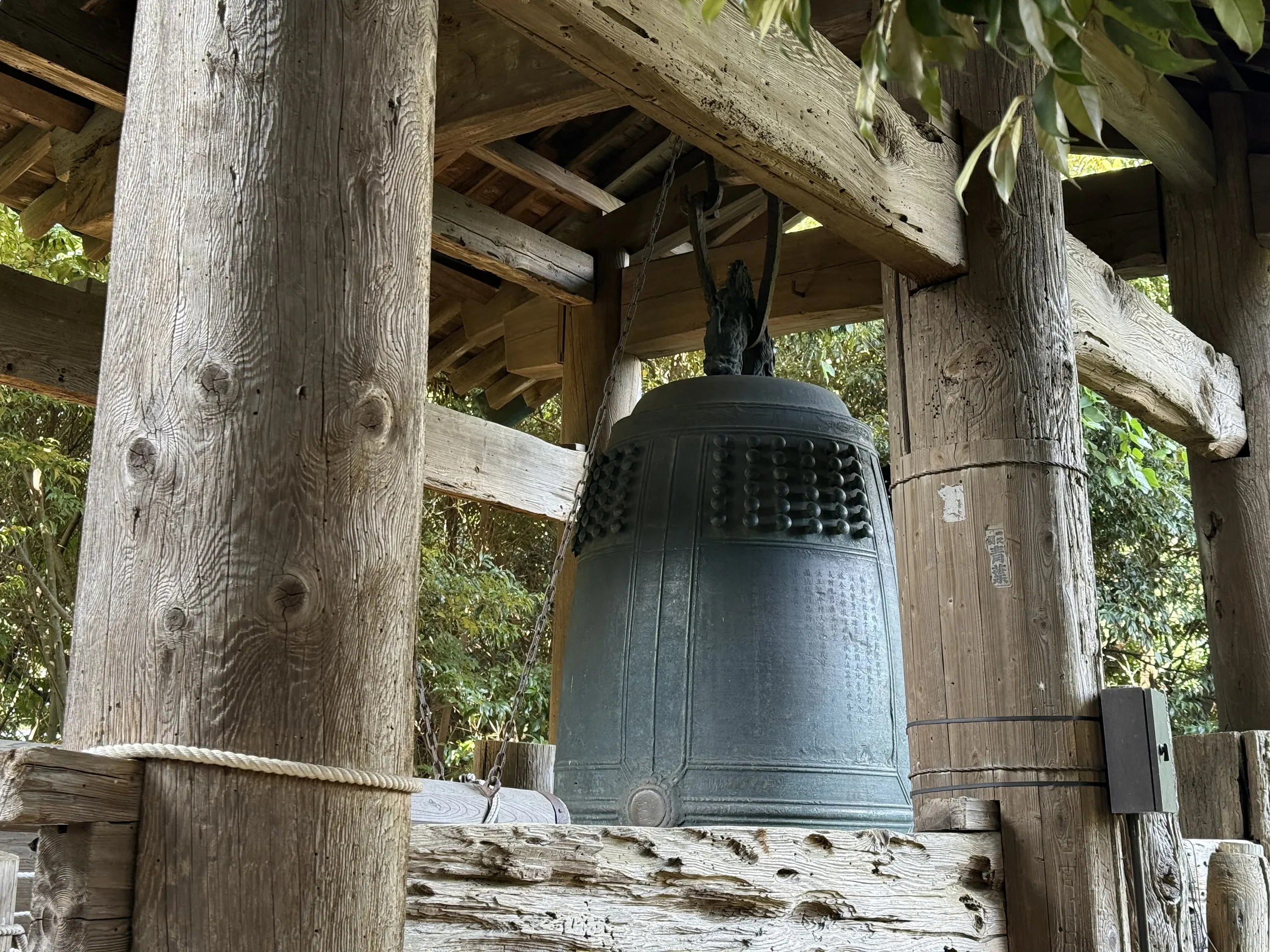 円覚寺：国宝の大鐘（洪鐘）を吊る鐘楼