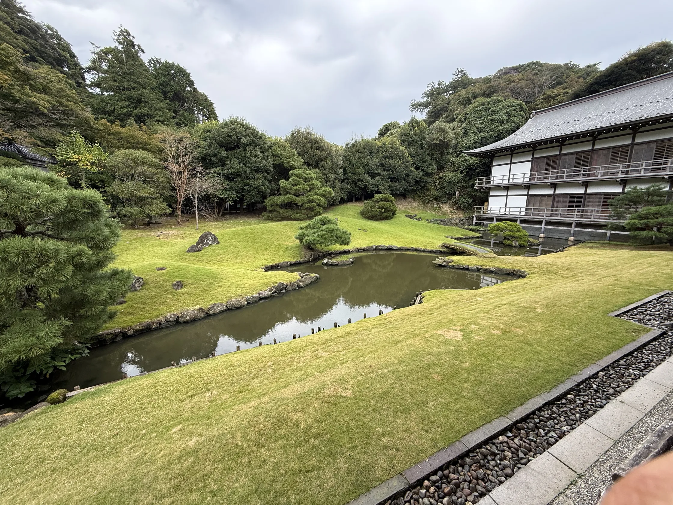 佐助稲荷神社：苔とシダに囲まれた竹筒の蹲踞