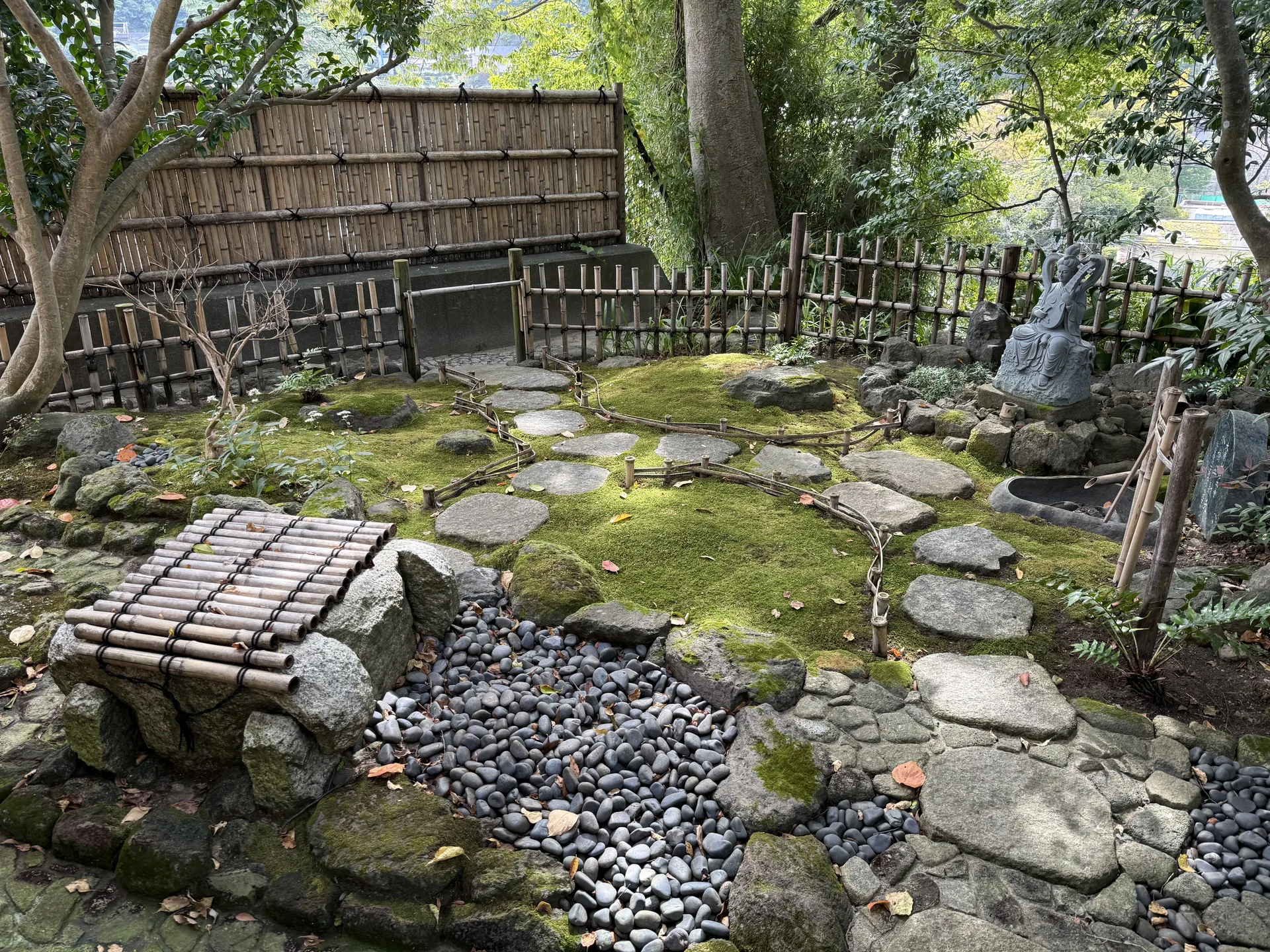 建長寺：木立の間に伝統的な堂の見える庭
