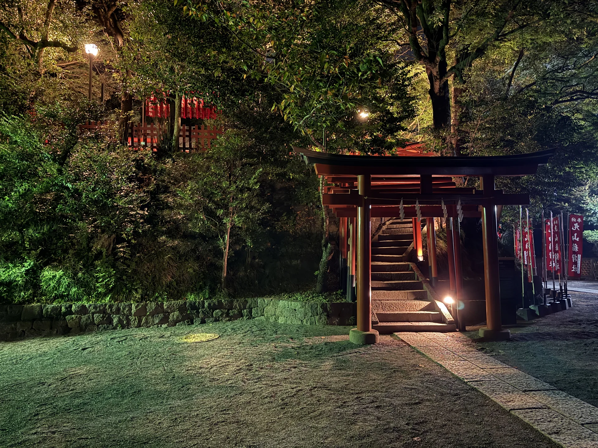建長寺：木々に覆われた丘に囲まれた方丈の庭と池