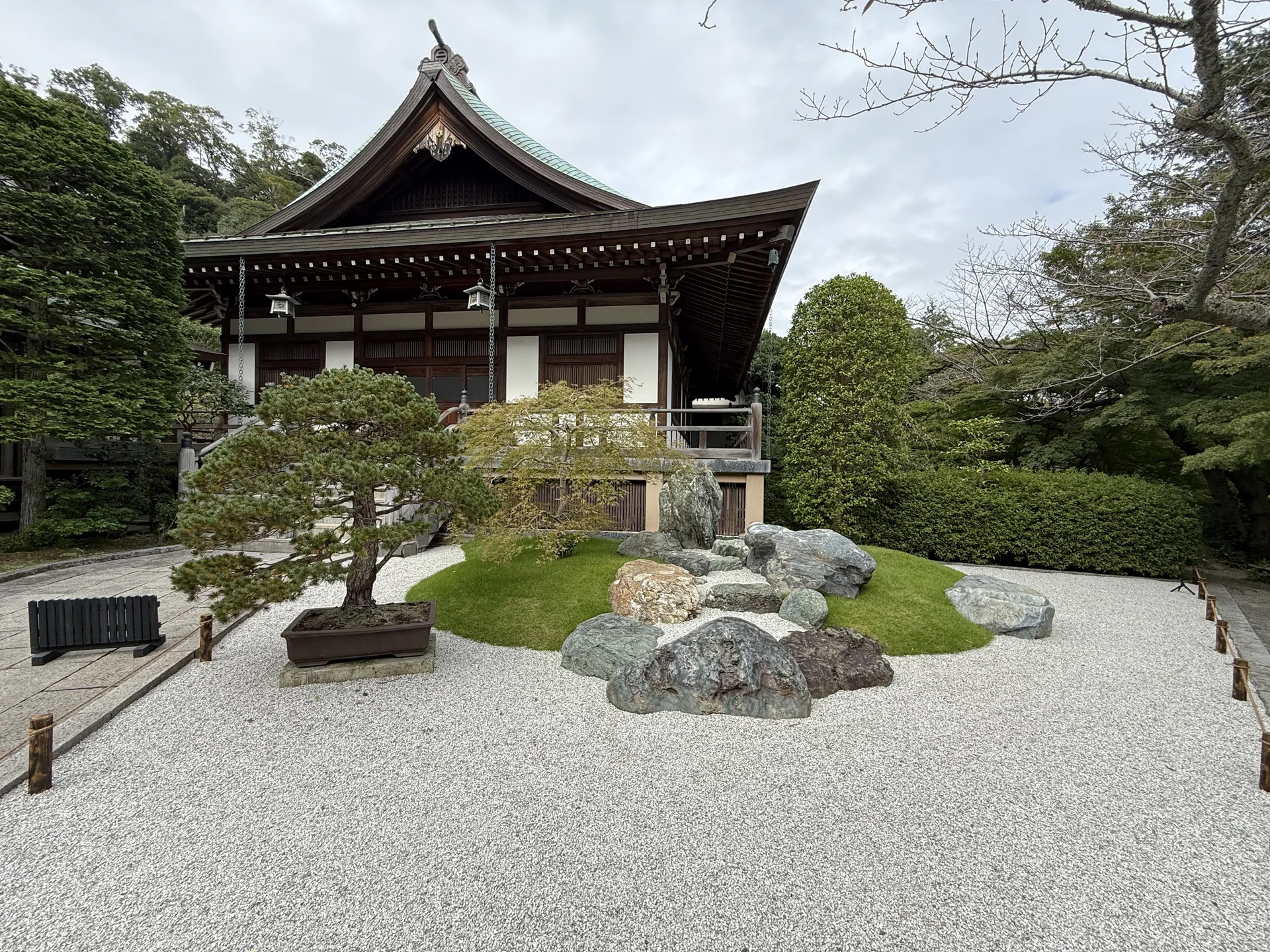 浄妙寺：堂の前の岩と松の枯山水
