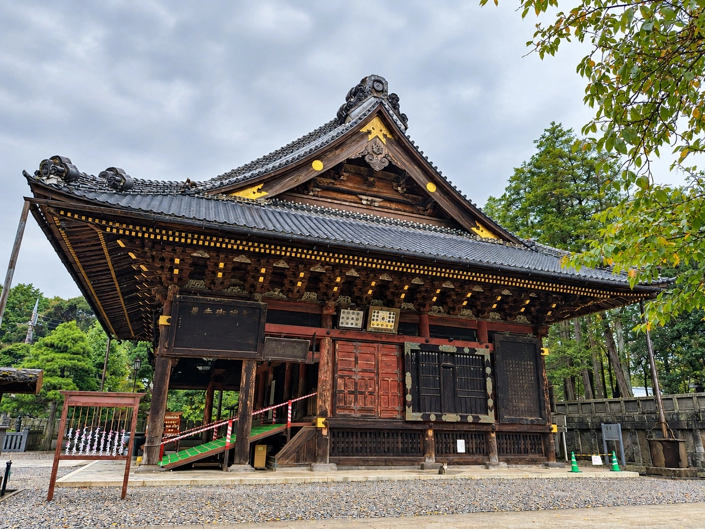 香取神宮：黒漆塗りの拝殿