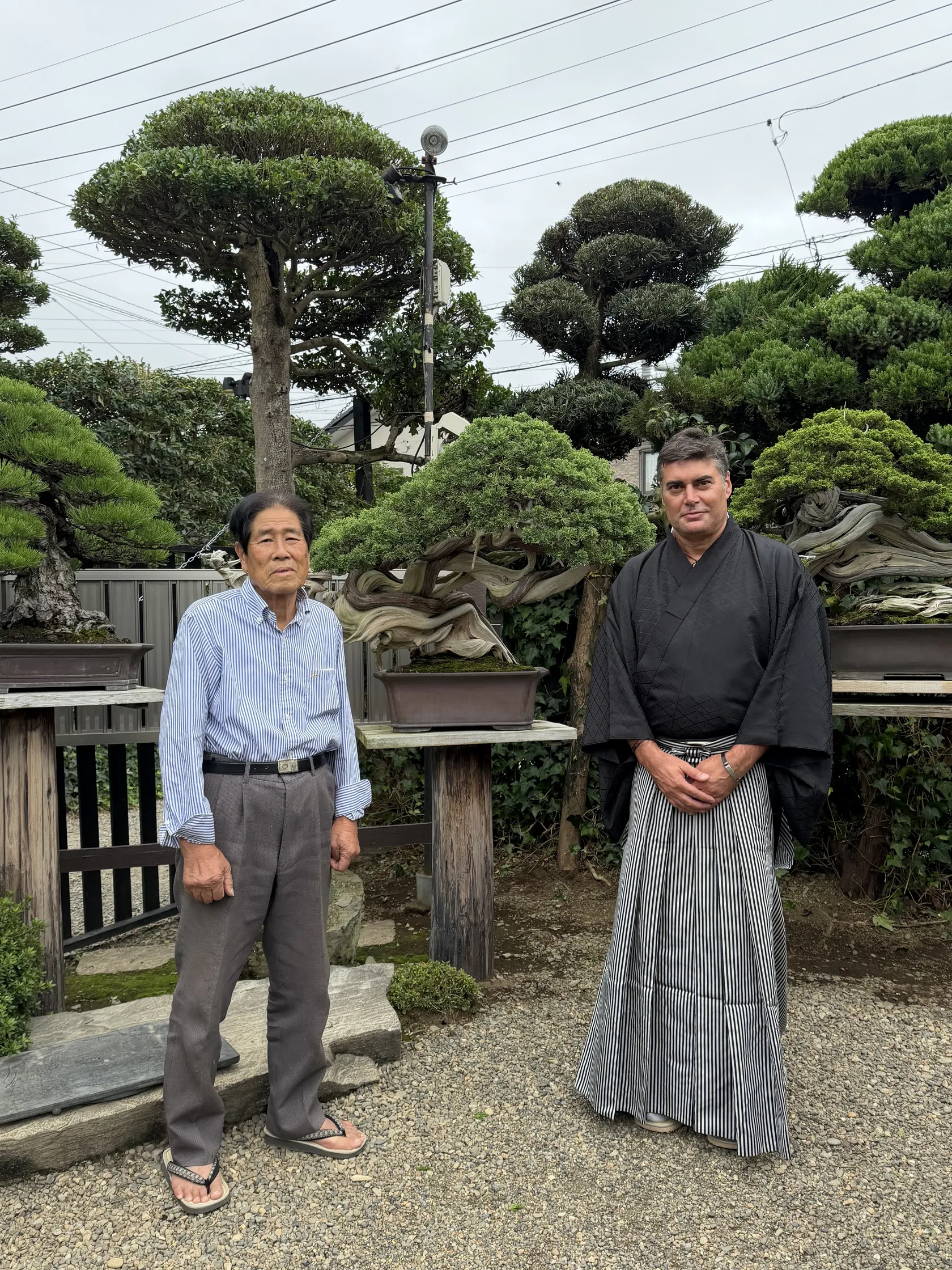 木村氏と私、庭の盆栽の前で
