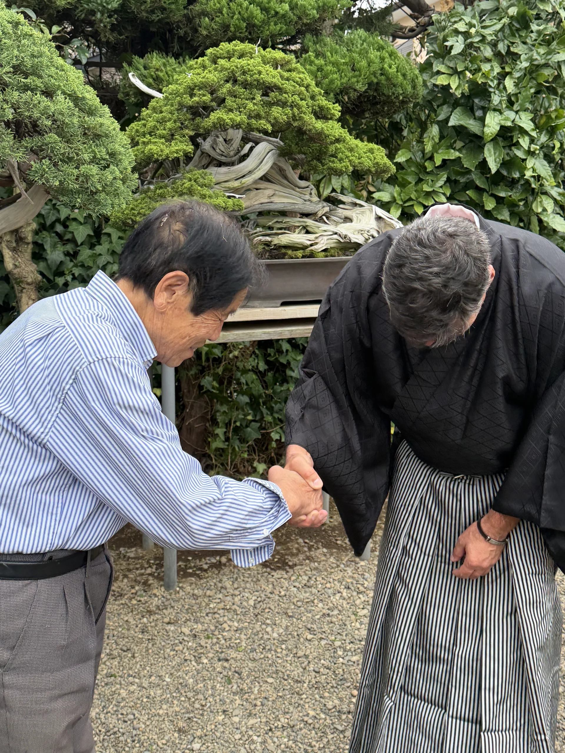 木村氏の庭で挨拶を交わす