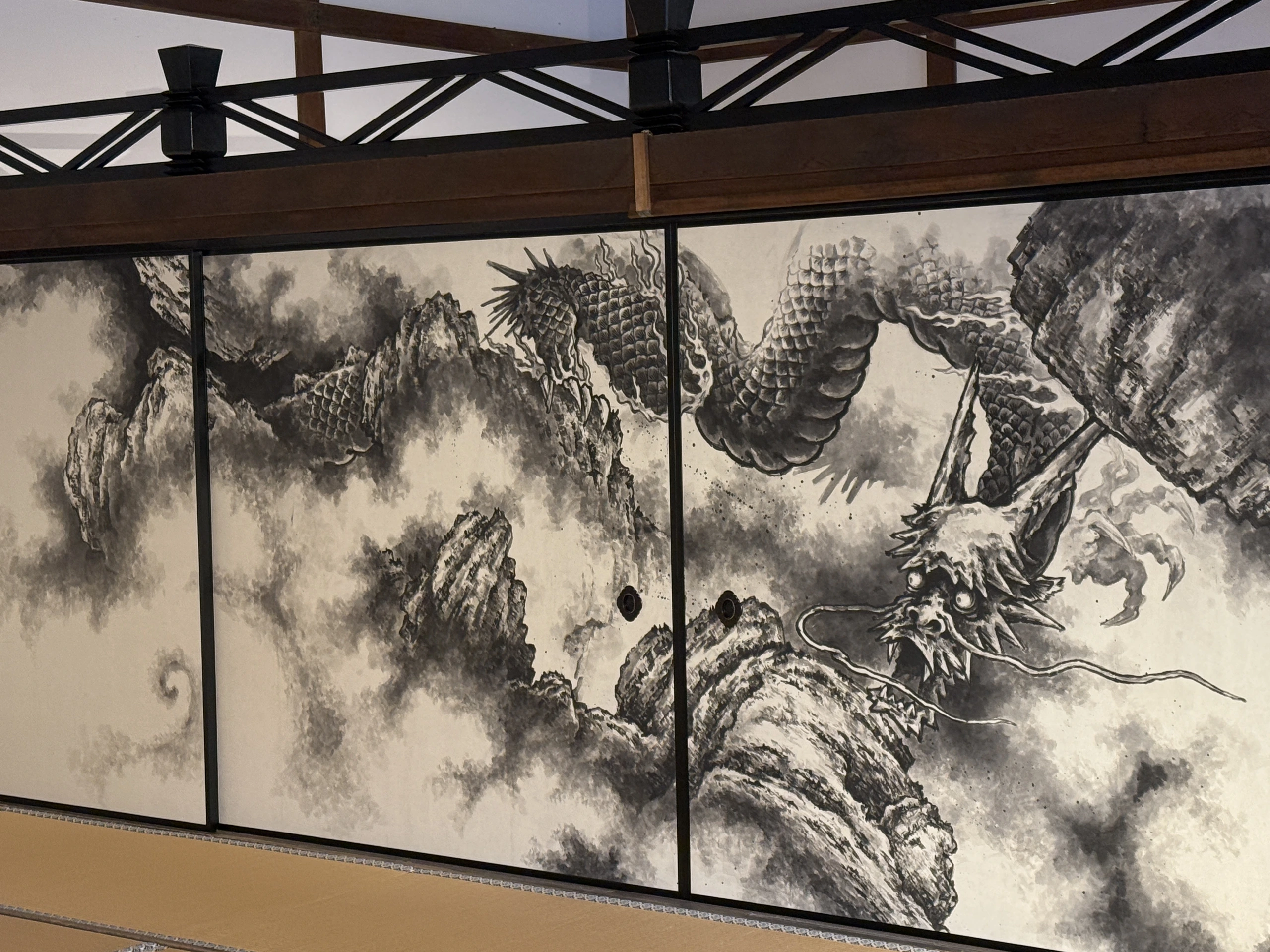 龍安寺：襖に描かれた墨の龍