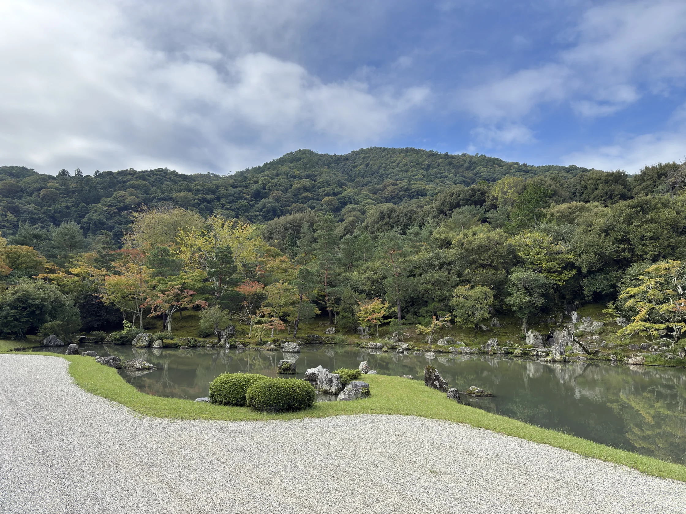 天龍寺：曹源池と背後の山並み