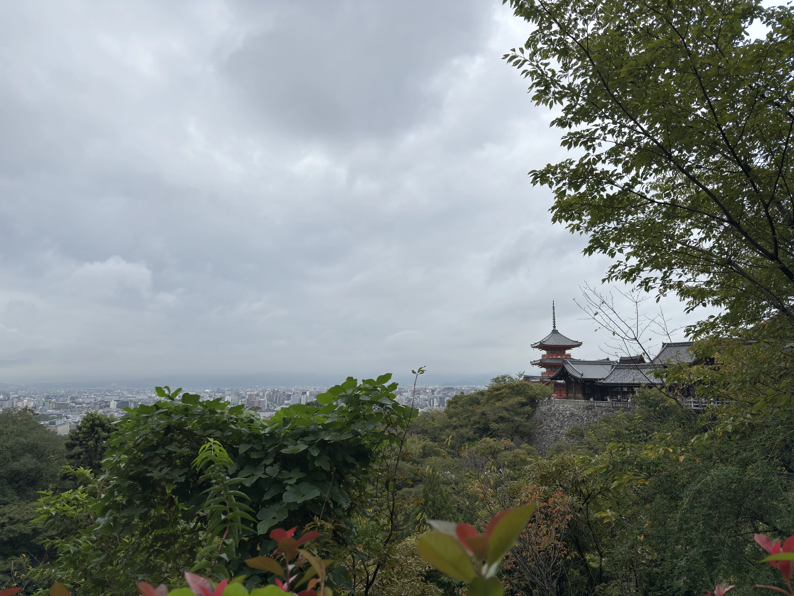 清水寺：三重塔と遠くに広がる京都の街
