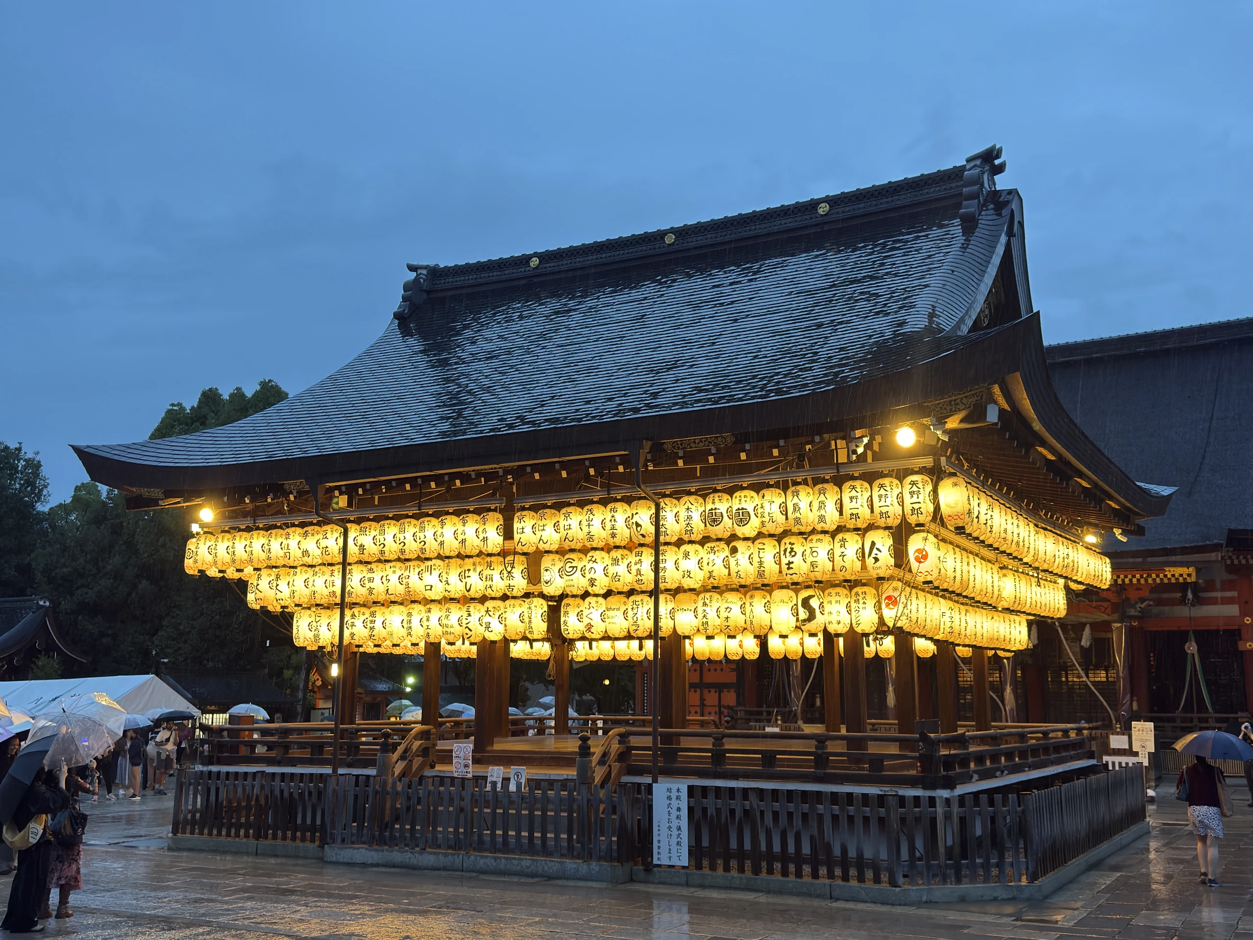 八坂神社：提灯の灯る舞殿