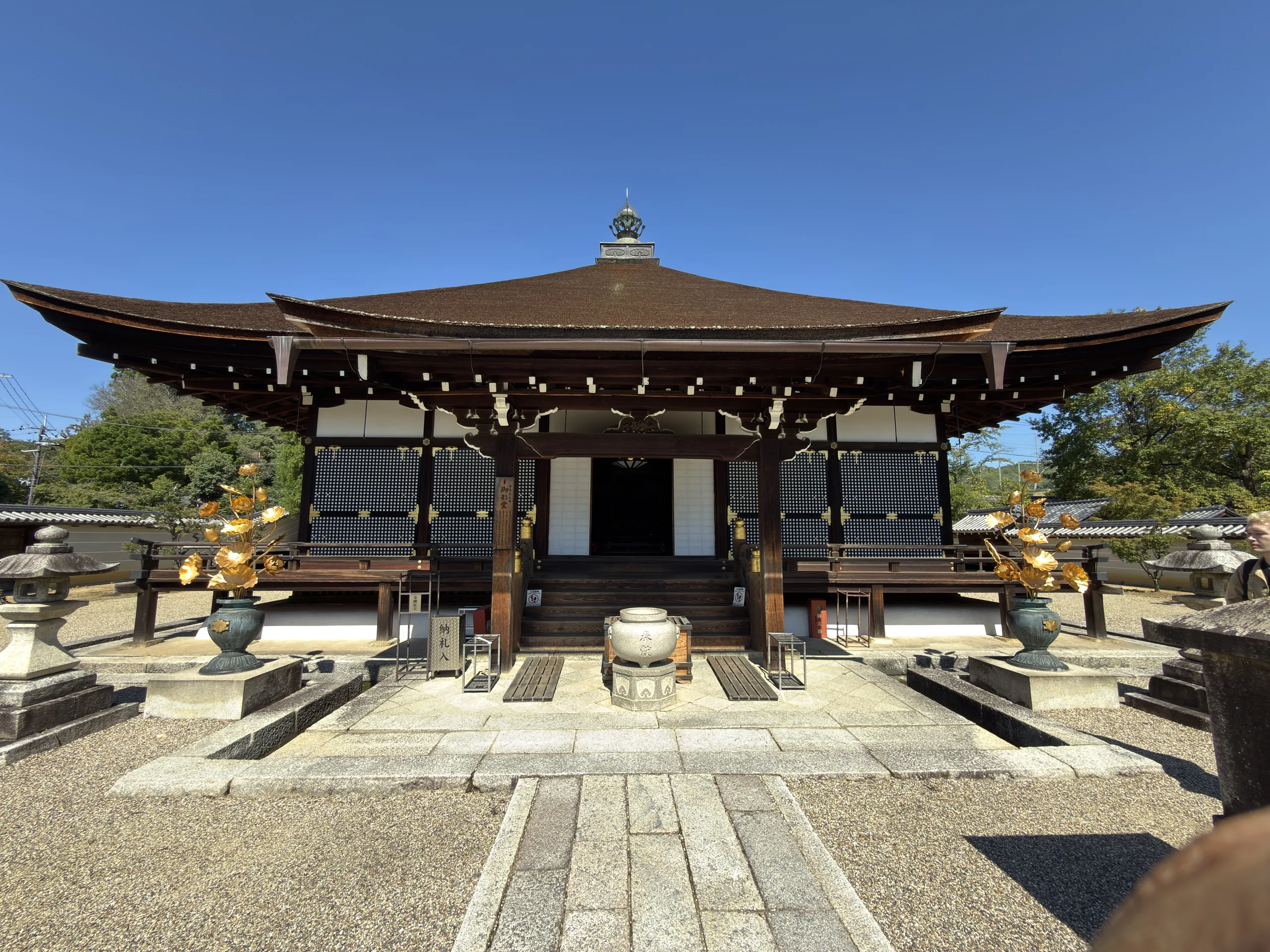 仁和寺：金色の花瓶を飾った堂