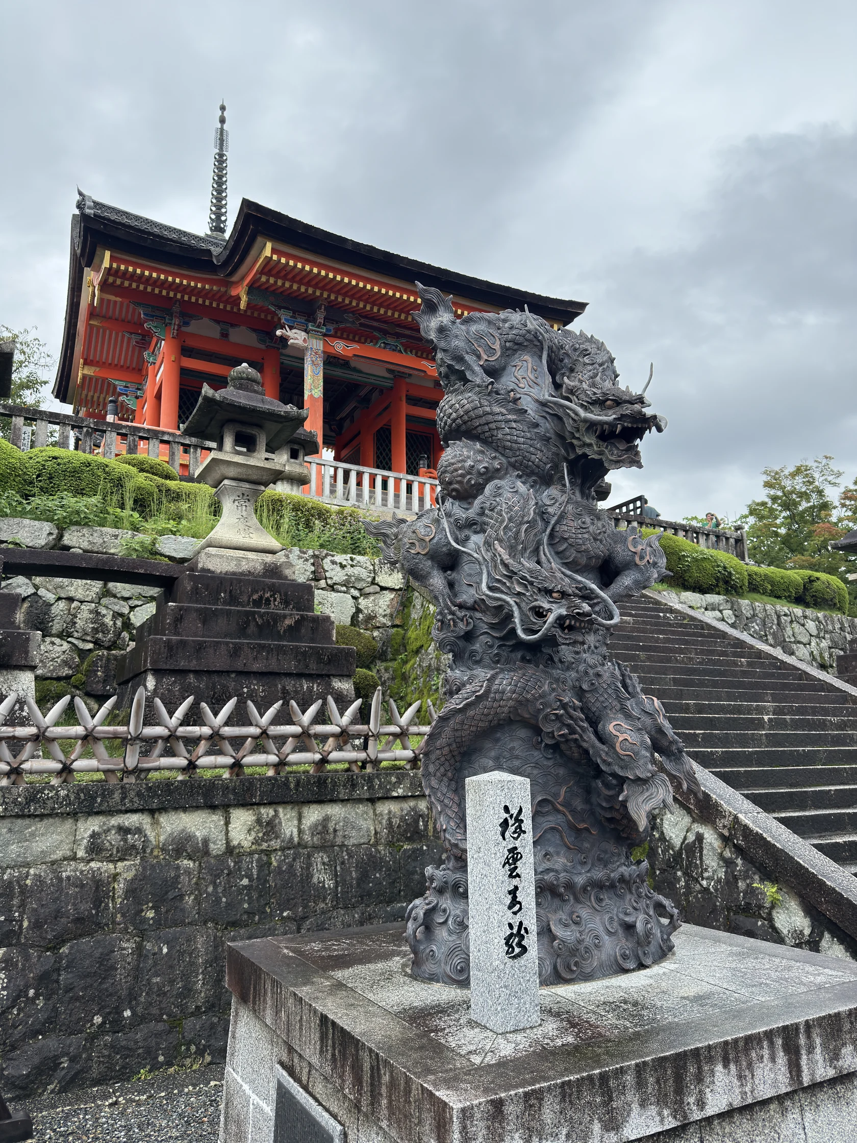 清水寺：仁王門の石段下に立つ龍頭