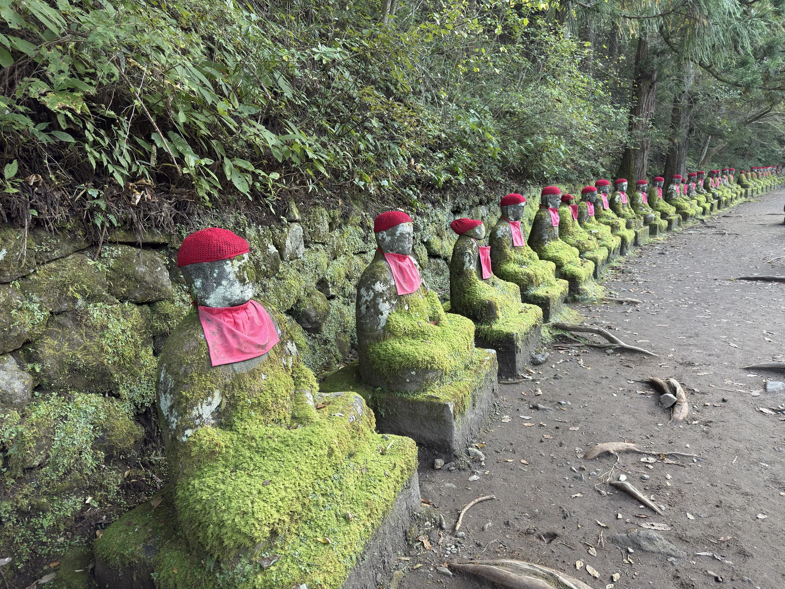 憾満ヶ淵：苔むした並び地蔵