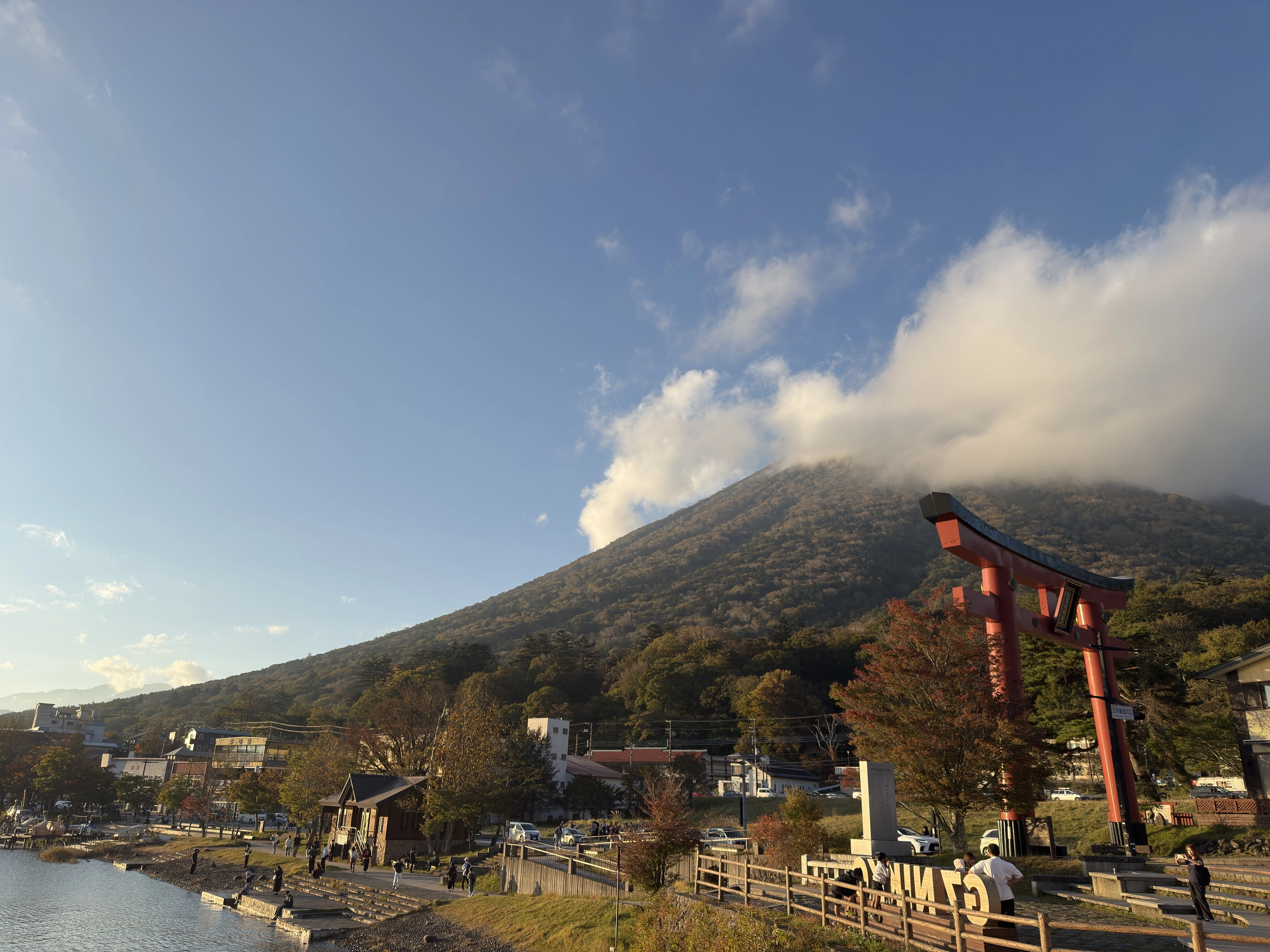二荒山神社中宮祠：中禅寺湖畔の鳥居と男体山