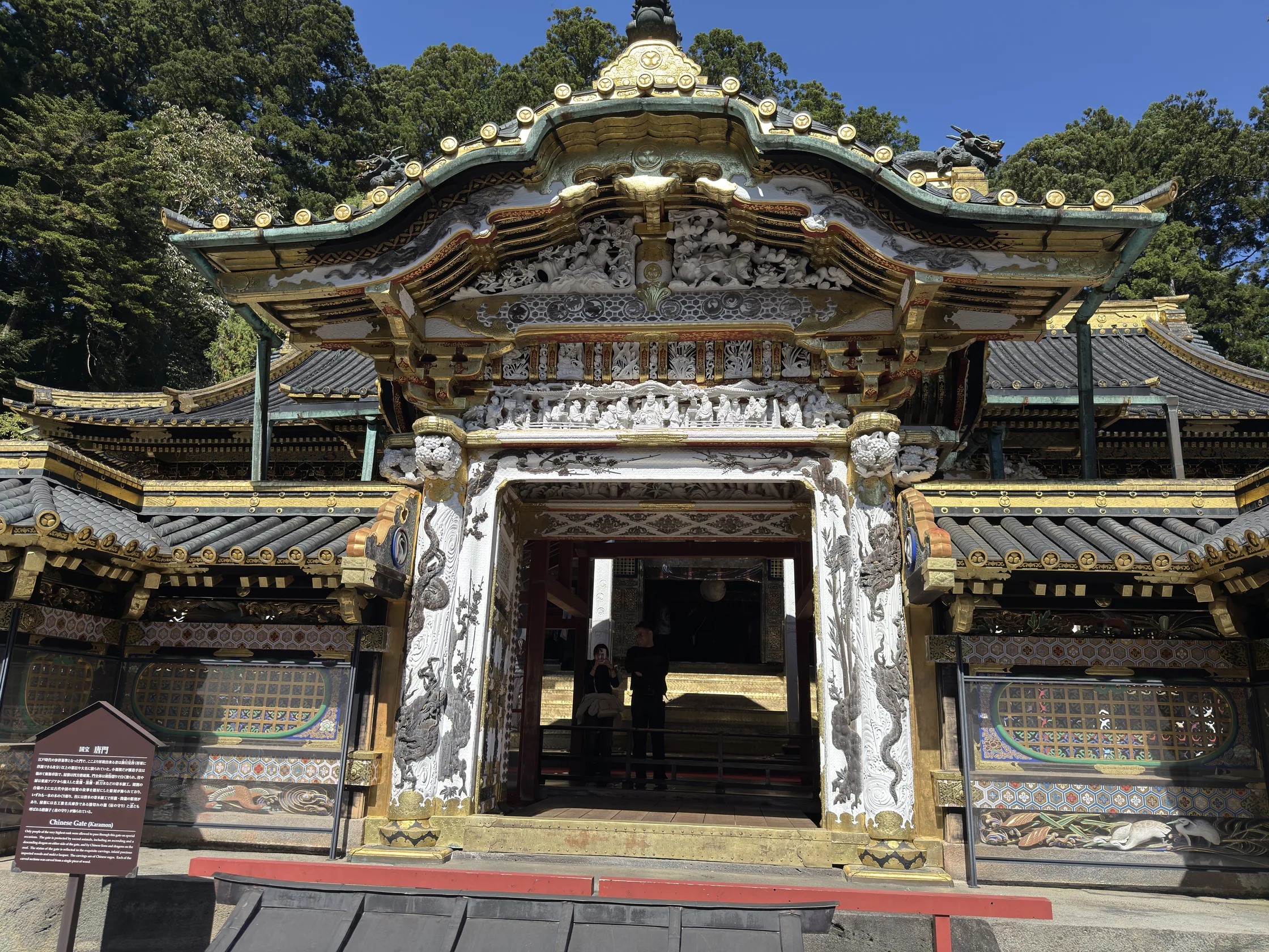 東照宮：白と金の彫刻に覆われた唐門