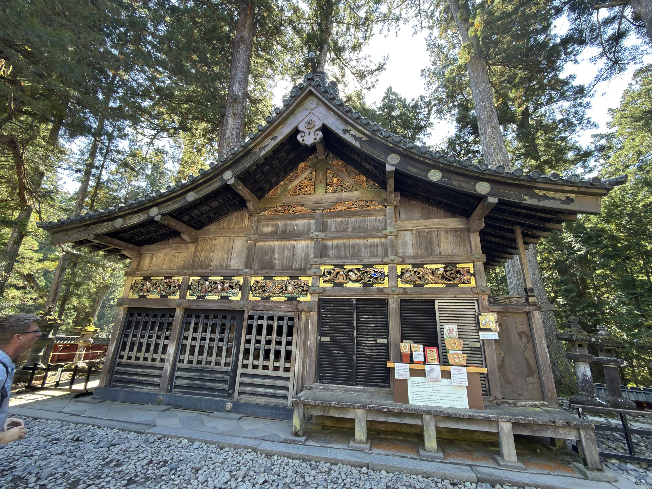 東照宮：彫刻のある軒を持つ素木の建物