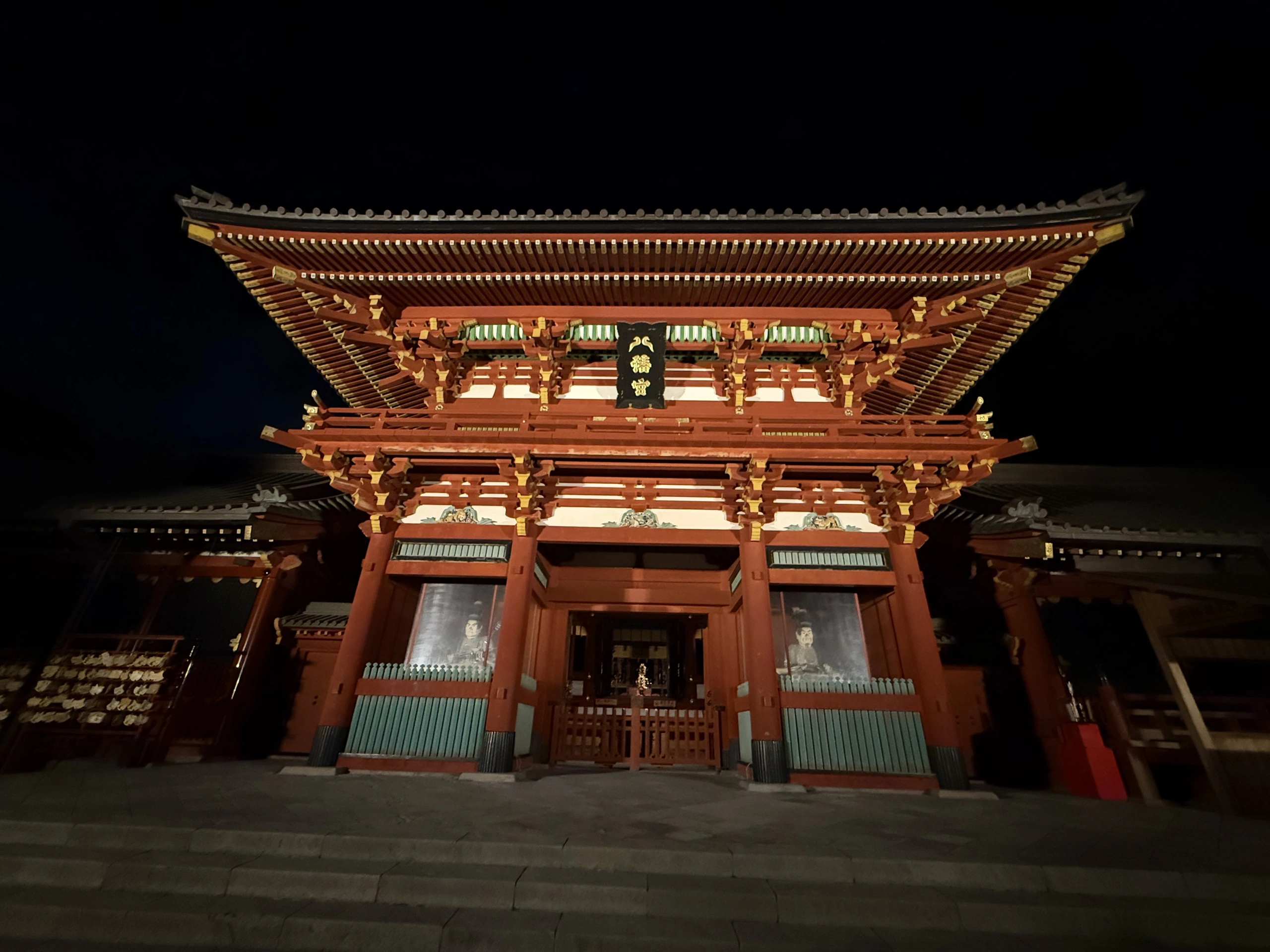 日光：夜に浮かぶ朱塗りの門