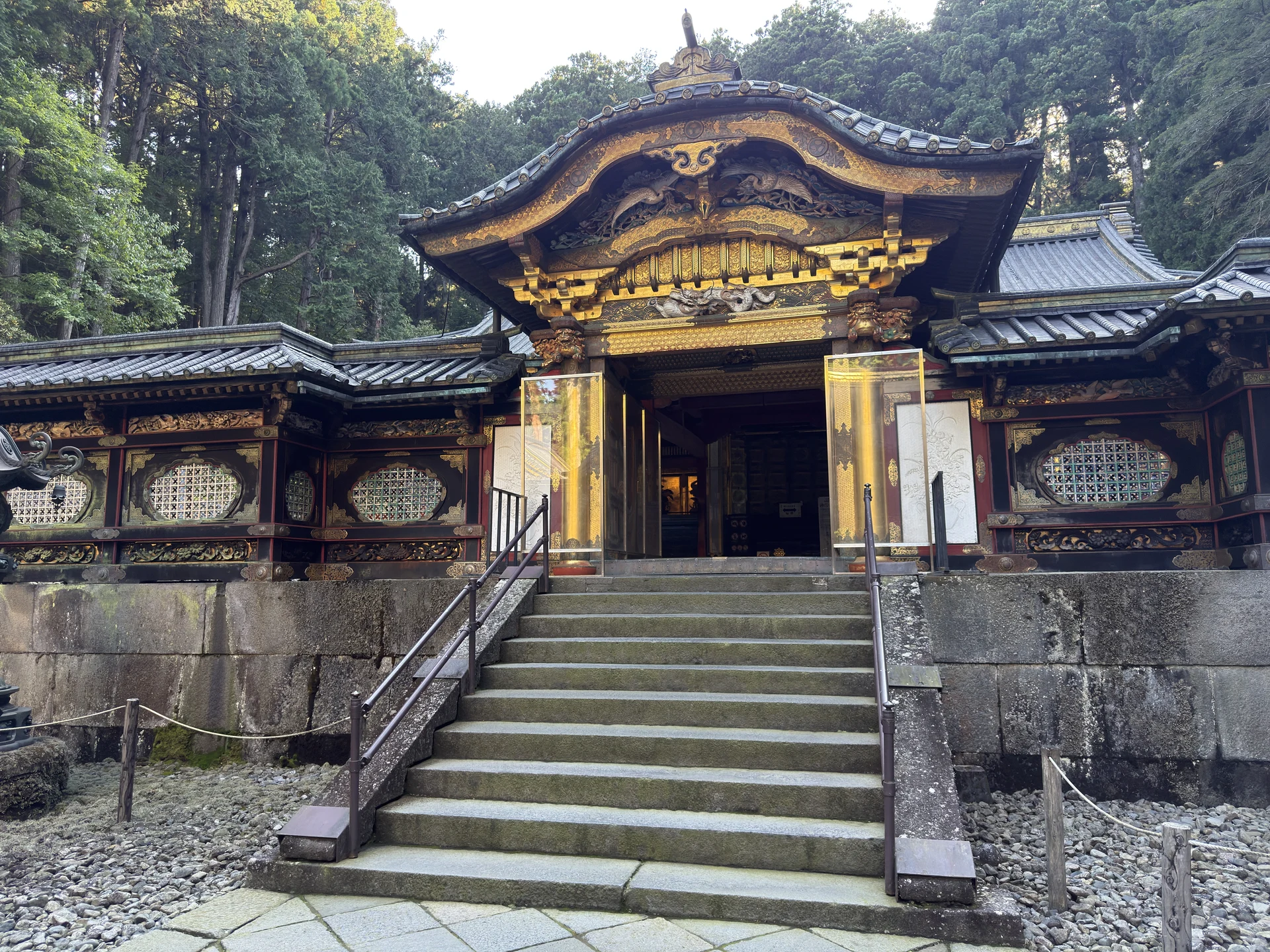 日光：石段の上の金色の屋根の門