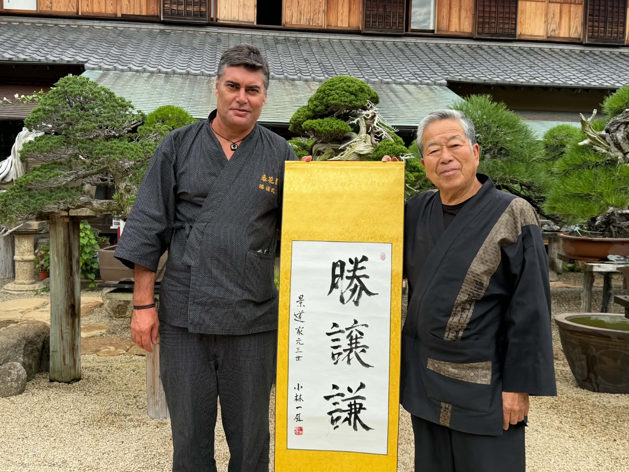 Kakejiku 勝讓謙 con el III Iemoto Kobayashi Ippū