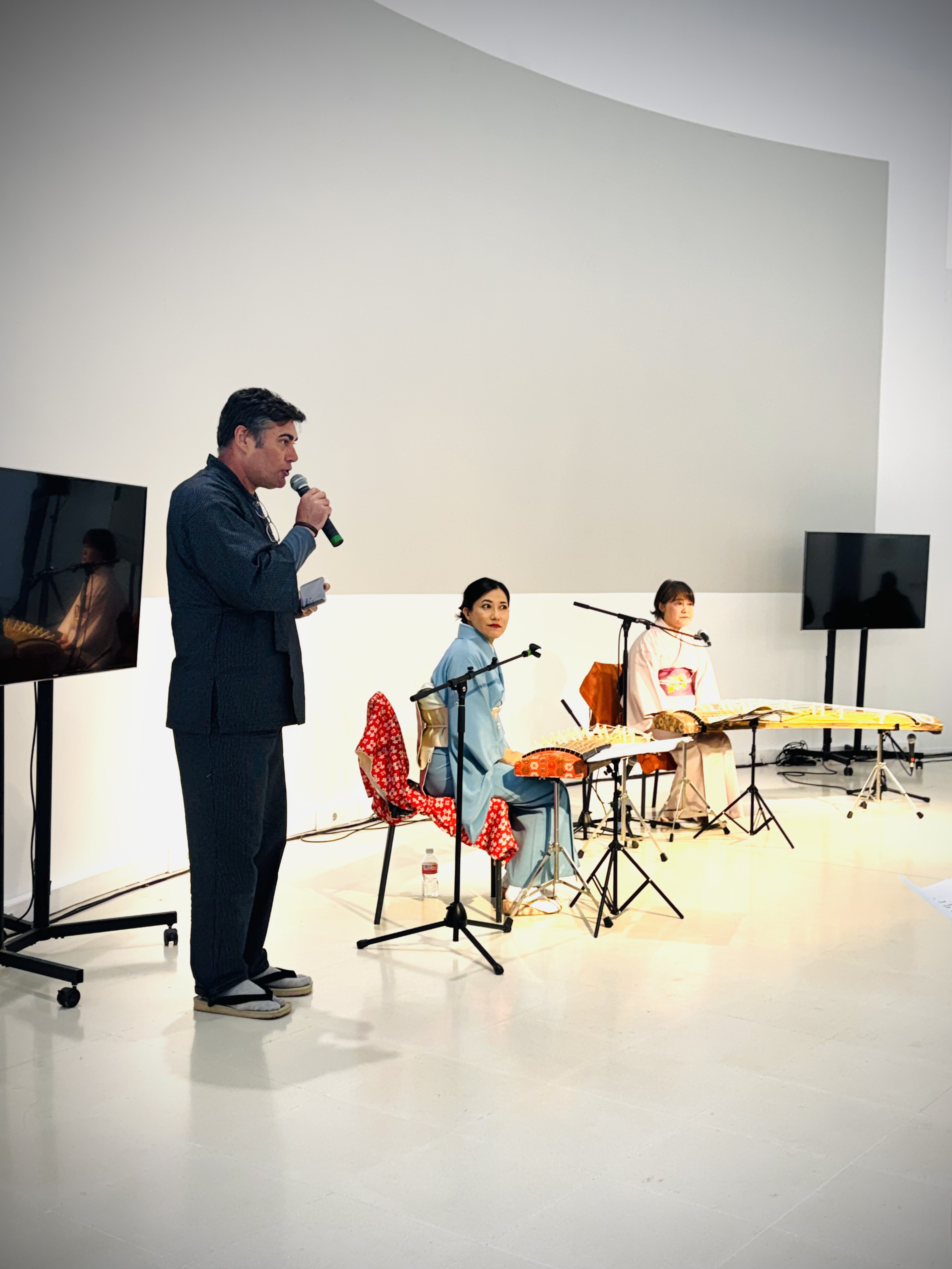 Presentación de la jornada junto al Dúo Sakura en Rokkon Shōjō, CEART
