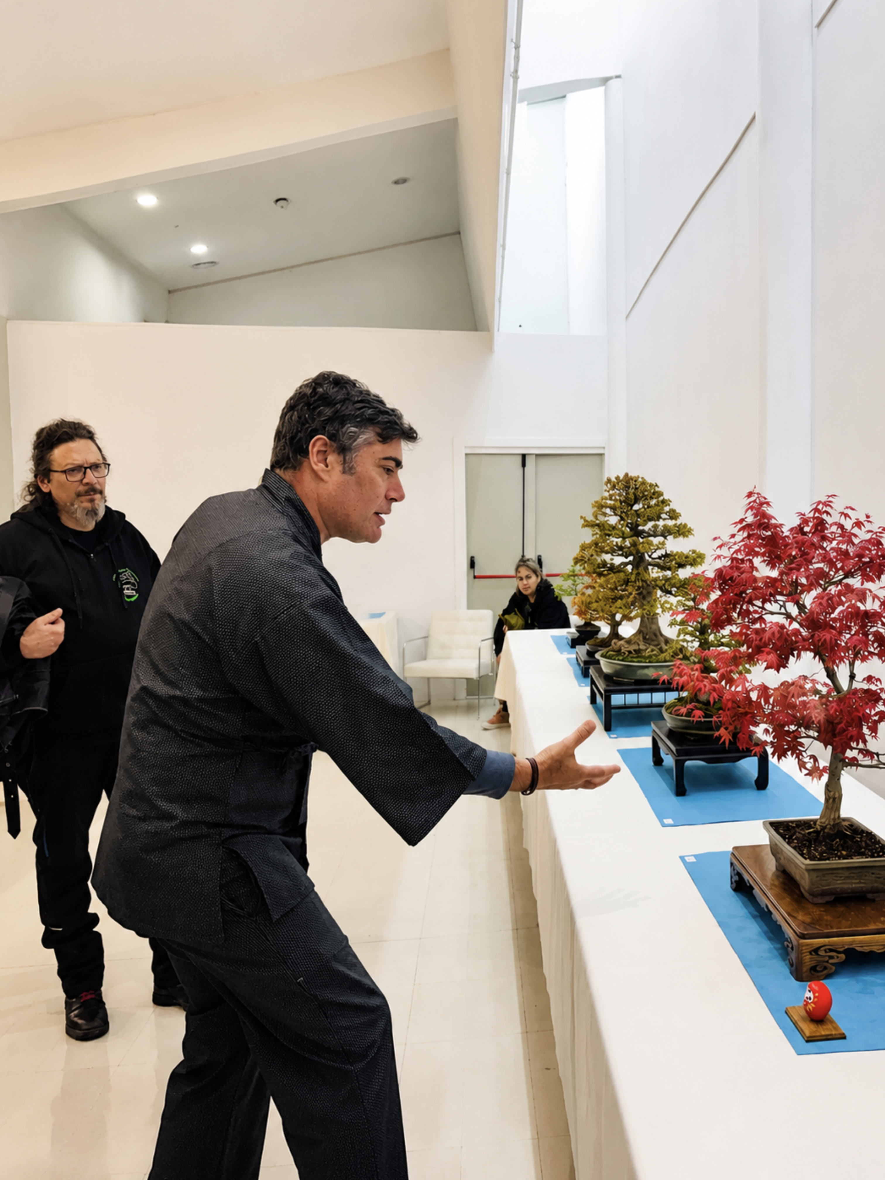 Masaru Buko conduciendo la visita guiada a la exposición de bonsái en Rokkon Shōjō, CEART