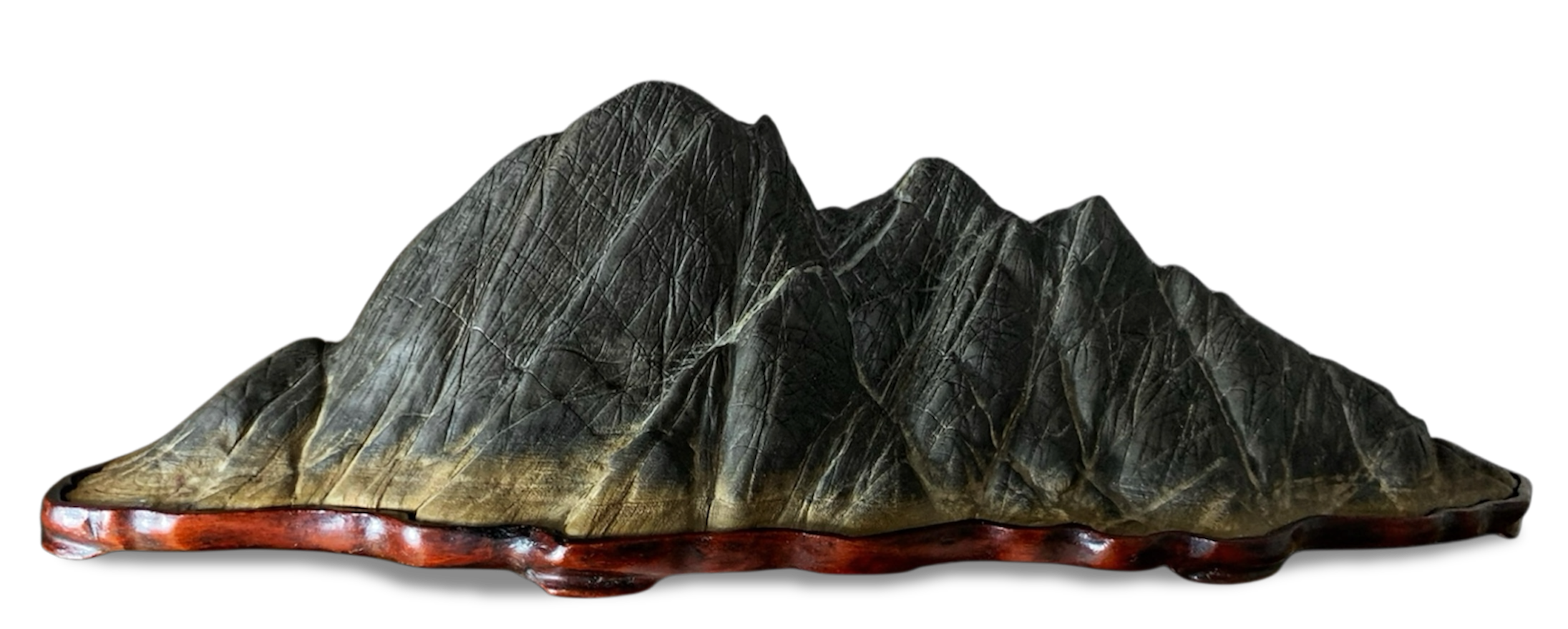Suiseki de paisaje montañoso, con varias crestas encadenadas, sobre daiza de madera · colección de Marcial Yuste Blasco