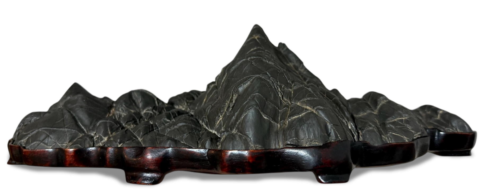 Suiseki de paisaje montañoso panorámico, con múltiples cumbres, sobre daiza de madera oscura · colección de Marcial Yuste Blasco