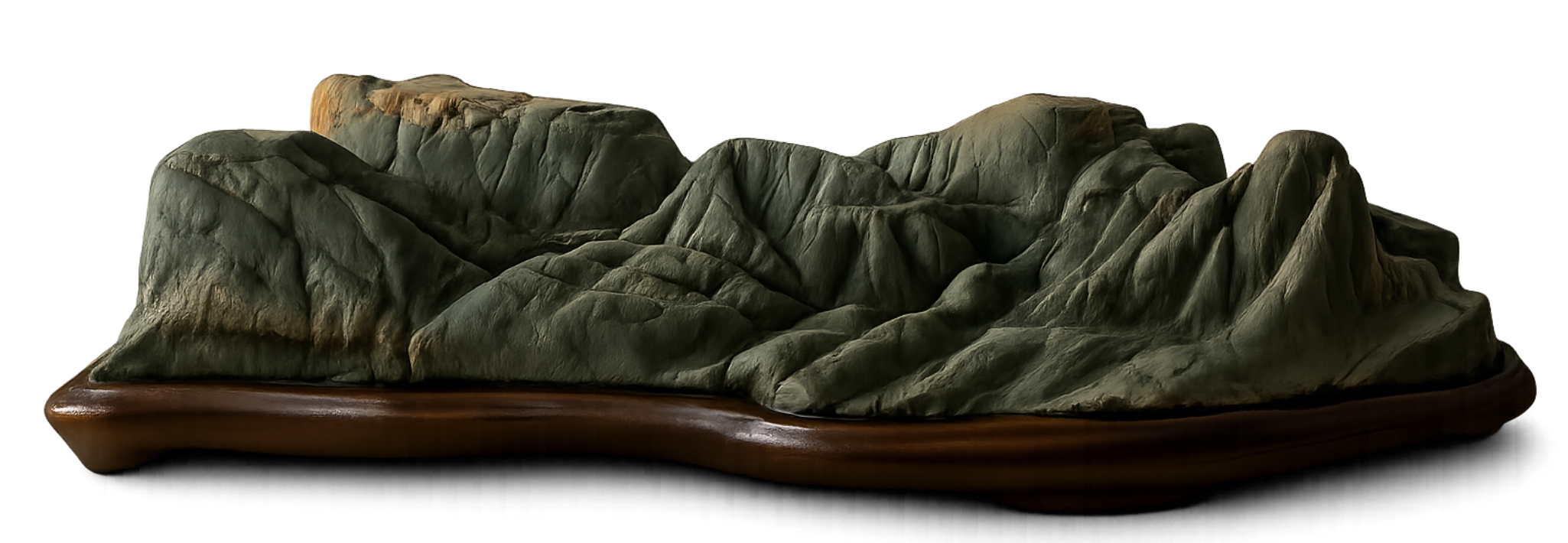 Suiseki de cordillera verdosa con varias cumbres encadenadas, sobre daiza de madera oscura · colección de Marcial Yuste Blasco