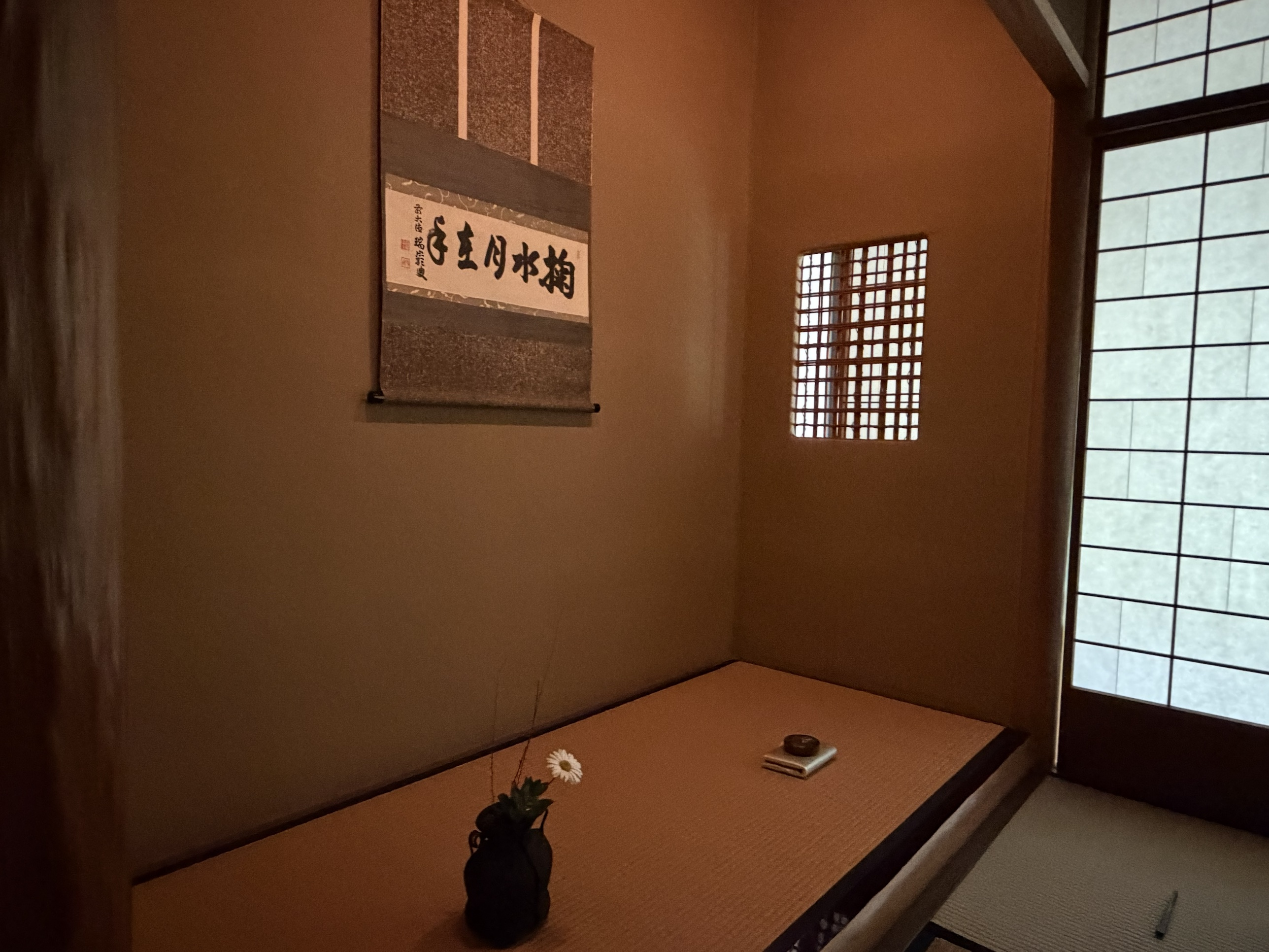 El tokonoma de la sala de té, con el kakejiku 掬水月在手